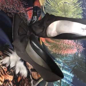Black satin heels with bows